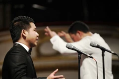 Trọng Tấn lĩnh xướng dưới sự chỉ huy của nhạc trưởng Lê Phi Phi. (Ảnh: BTC)