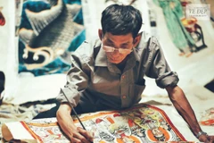 Nghệ nhân Lê Đình Nghiên, người gìn giữ vẻ đẹp tranh Hàng Trống. (Ảnh: Việt Thanh)