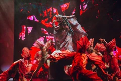 Những thiết kế siêu thực của Công Trí, trong màn 'Cuộc săn mồi của bầy dơi.' (Ảnh: BTC)