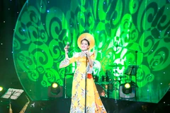 [Photo] Ca sỹ Anh Thơ mặc áo dài 1 tỷ đồng trong liveshow đầu tiên