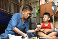Hùng Thuận cùng con trai trong một cảnh quay 'Bố ơi! Mình đi đâu thế?' (Ảnh: BTC)