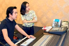 Dương Khắc Linh lần đầu thị phạm cho Hoàng Quyên làm mới nhạc Cách mạng... (Ảnh: BTC)