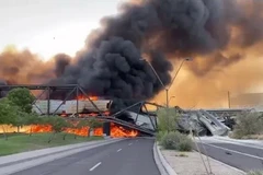 Khói bay khắp bầu trời tại hiện trường vụ trật bánh tàu ở bang Arizona, ngày 29/7. (Nguồn: AP)