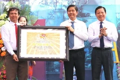 Phó Chủ tịch UBND tỉnh Long An Phạm Tấn Hòa trao Bằng xếp hạng Di tích lịch sử quốc gia Khu vực đồn Long Khốt cho lãnh đạo huyện Vĩnh Hưng. (Ảnh: Đức Hạnh/TTXVN)