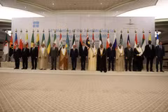 Đại diện các nước Tổ chức xuất khẩu dầu mỏ (OPEC) và các đối tác sản xuất dầu ngoài OPEC tại Hội nghị OPEC+ ở Jeddah (Saudi Arabia), thảo luận về giải pháp ổn định thị trường dầu mỏ thế giới. (Ảnh: AFP/TTXVN)