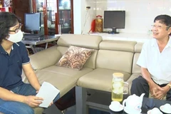 Người chiến sỹ công binh Trần Văn Phú trao đổi với phóng viên TTXVN. (Ảnh: Sỹ Tuyên/TTXVN)