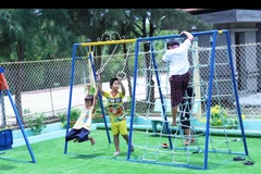 Trẻ em xã đảo Thạnh Anh thích thú với những trò chơi mới lạ trên các đồ chơi mới lắp tại Điểm sinh hoạt văn hóa cộng đồng. (Ảnh: Xuân Khu/TTXVN)