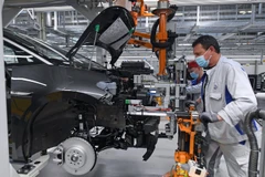 Công nhân làm việc tại nhà máy của hãng Volkswagen ở Zwickau, miền đông nước Đức, ngày 23/4 vừa qua. (Ảnh: AFP/TTXVN)
