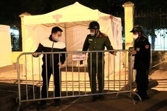 Công an phường Đồng Tâm bảo vệ Trạm di động lấy mẫu xét nghiệm