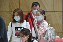 Người dân đeo khẩu trang để phòng tránh lây nhiễm COVID-19 tại sân bay ở Sydney, Australia. (Ảnh: AFP/TTXVN)