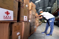 Nhân viên kiểm tra các trang thiết bị y tế của Trung Quốc. (Ảnh minh họa: THX/TTXVN)