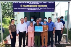 Lễ trao phương tiện sinh kế cho hộ gia đình chính sách, thương binh đặc biệt nặng tại huyện Củ Chi. (Ảnh: TTXVN phát)