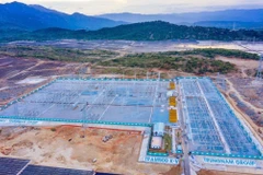 Thi công dự án đường dây truyền tải 500kV, 220kV tại huyện Thuận Nam để giải tỏa công suất điện các dự án năng lượng tái tạo. (Ảnh: Công Thử/TTXVN)