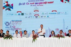 Đại diện Hiệp Hội du lịch các tỉnh, thành chủ trì phiên thảo luận. (Ảnh: Mỹ Phương/TTXVN)