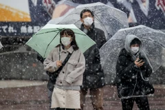 Người dân đeo khẩu trang phòng dịch COVID-19 tại Tokyo, Nhật Bản. (Ảnh: AFP/TTXVN)