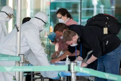 Hành khách khai báo y tế tại sân bay quốc tế Incheon, Hàn Quốc, ngày 27/3/2020 trong bối cảnh dịch COVID-19 lan rộng. Ảnh: THX/ TTXVN