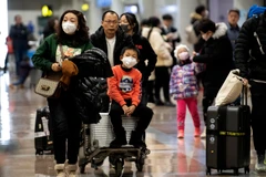 Hành khách đeo khẩu trang để phòng tránh sự lây lan của virus corona tại sân bay Bắc Kinh, Trung Quốc, ngày 21/1. (Ảnh: AFP/TTXVN)