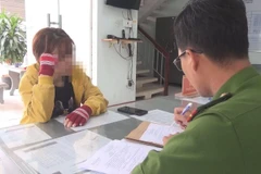 Đinh Thị Thu Yến làm việc tại cơ quan công an. (Ảnh: Nguyễn Văn Việt/TTXVN)