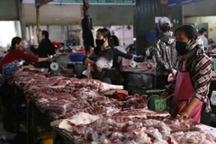 Chợ Phùng Khoang ở quận Nam Từ Liêm, thành phố Hà Nội vẫn đầy đủ nguồn hàng thịt lợn, thịt gà các loại nhưng giá vẫn cao. (Ảnh: Vũ Sinh/TTXVN)