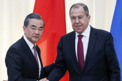 Ngoại trưởng Trung Quốc Vương Nghị (trái) và người đồng cấp Nga Sergei Lavrov. (Ảnh: AFP/TTXVN)