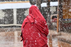 Tuyết rơi dày đặc tại Lhasa, Tây Tạng, Trung Quốc, ngày 21/3 vừa qua. (Ảnh: THX/TTXVN)