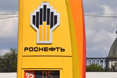 Biểu tượng Rosneft tại trạm xăng ở Moskva, Nga. (Ảnh: AFP/TTXVN)