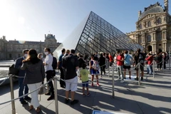 Du khách thăm bảo tàng Louvre tại thủ đô Paris, Pháp, ngày 6/7. (Ảnh: AFP/TTXVN)