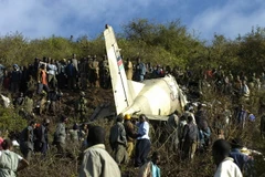 Hiện trường một vụ rơi máy bay quân sự Y-12. (Ảnh: AFP/TTXVN)