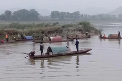 Lực lượng chức năng phối hợp với chính quyền địa phương khẩn trương tìm 2 vợ chồng anh Vinh bị mất tích. (Ảnh: TTXVN )