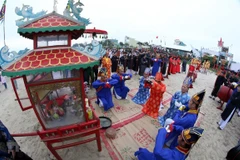 Nghi lễ rước nghinh thần trước biển tại Lễ Cầu ngư. (Ảnh: Trần Lê Lâm/TTXVN)