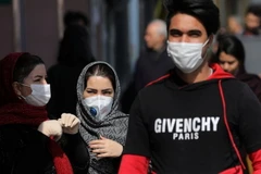 Người dân đeo khẩu trang đề phòng lây nhiễm virus SARS-CoV-2 tại Tehran, Iran ngày 23/2 vừa qua. (Ảnh: AP/TTXVN)