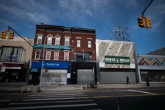 Các cửa hàng đóng cửa do dịch COVID-19 tại New York, Mỹ ngày 15/4 vừa qua. (Ảnh: AFP/TTXVN)