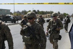 Binh sỹ Mỹ được triển khai tới hiện trường một vụ đánh bom xe tại Kabul, Afghanistan. (Ảnh: AFP/TTXVN)