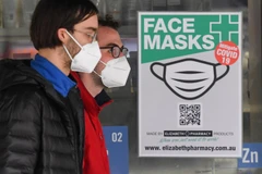 Người dân xếp hàng chờ xét nghiệm COVID-19 tại Melbourne, Australia, ngày 16/7 vừa qua. (Ảnh: AFP/TTXVN)