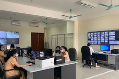 Cán bộ Phòng CSGT đường bộ, đường sắt (Công an tỉnh), theo dõi phương tiện vi phạm qua hệ thống camera giao thông. (Nguồn: quangninh.gov.vn)