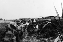 Chiến sỹ bộ binh Trung đoàn 201, Sư đoàn 302 hành quân qua vùng Đồng Tháp Mười. (Ảnh: Tư liệu/TTXVN phát)