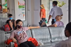 Nhiều hành khách đeo khẩu trang tại bến xe Giáp Bát, Hà Nội. (Ảnh: Danh Lam/TTXVN)