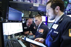 Giao dịch viên tại Sàn giao dịch chứng khoán New York của Mỹ. (Ảnh: THX/TTXVN)