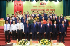 Ban Chấp hành Đảng bộ huyện Lâm Bình khóa II, nhiệm kỳ 2020-2025 chụp ảnh lưu niệm với các đại biểu. (Ảnh: Quang Cường/TTXVN)