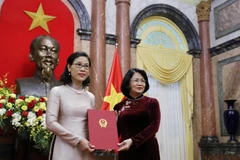 Phó Chủ tịch nước Đặng Thị Ngọc Thịnh trao Quyết định bổ nhiệm cho Đại sứ Việt Nam tại Cộng hòa Phần Lan kiêm nhiệm Cộng hòa Estonia Đặng Thị Hải Tâm. (Ảnh: Lâm Khánh/TTXVN)