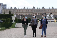 Người dân đeo khẩu trang phòng lây nhiễm COVID-19 tại Paris, Pháp, ngày 6/6 vừa qua. (Ảnh: THX/TTXVN)