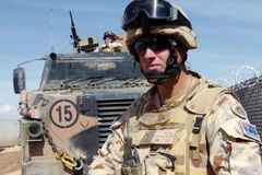 Binh sỹ Australia thuộc lực lượng hỗ trợ an ninh quốc tế do NATO dẫn đầu tuần tra tại Samawa, miền Nam Iraq. (Ảnh: AFP/TTXVN)