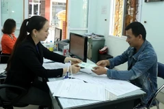 Người lao động làm thủ tục hưởng trợ cấp bảo hiểm thất nghiệp. (Ảnh minh họa: Quốc Khánh/TTXVN)