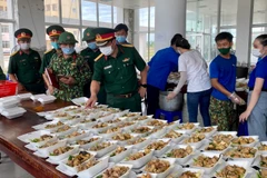 Thượng tá Ngô Nam Cường, Chỉ huy trưởng Bộ Chỉ huy Quân sự tỉnh Thừa Thiên-Huế kiểm tra công tác hậu cần tại Khu cách ly T3. (Ảnh: Mai Trang/TTXVN)