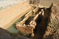 Mộ gạch mới được khai quật tại trường Tiểu học xã Gia Thủy. (Ảnh: Thùy Dung/TTXVN)