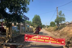Lập chốt kiểm soát để tiến hành kiểm tra, đo thân nhiệt, thực hiện khai báo y tế đối với tất cả các công dân. (Ảnh: Hồ Cầu/TTXVN)
