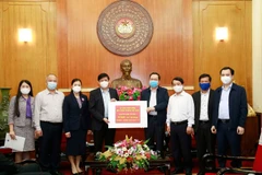Buổi lễ trao kinh phí hỗ trợ của các tổ chức, cá nhân để phòng, chống dịch COVID-19 cho Bộ Y tế. (Ảnh: Doãn Tấn/TTXVN)