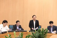Phó Giám đốc Sở Y tế Hà Nội Hoàng Đức Hạnh báo cáo tại cuộc giao ban. (Ảnh: Văn Điệp/TTXVN)