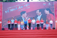 Người lao động nhận vé “Về Nhà Ăn Tết” 2000. (Ảnh: Vietnam+)