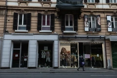 Cửa hàng tại Rome, Italy, đóng cửa ngày 20/3 vừa qua trong bối cảnh dịch COVID-19 lan rộng. (Ảnh: THX/TTXVN)